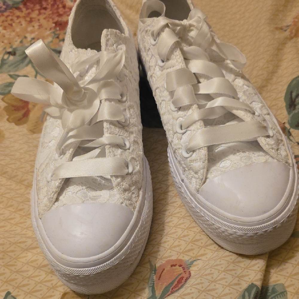 Converse Women's White Lace Ribbon Sneakers